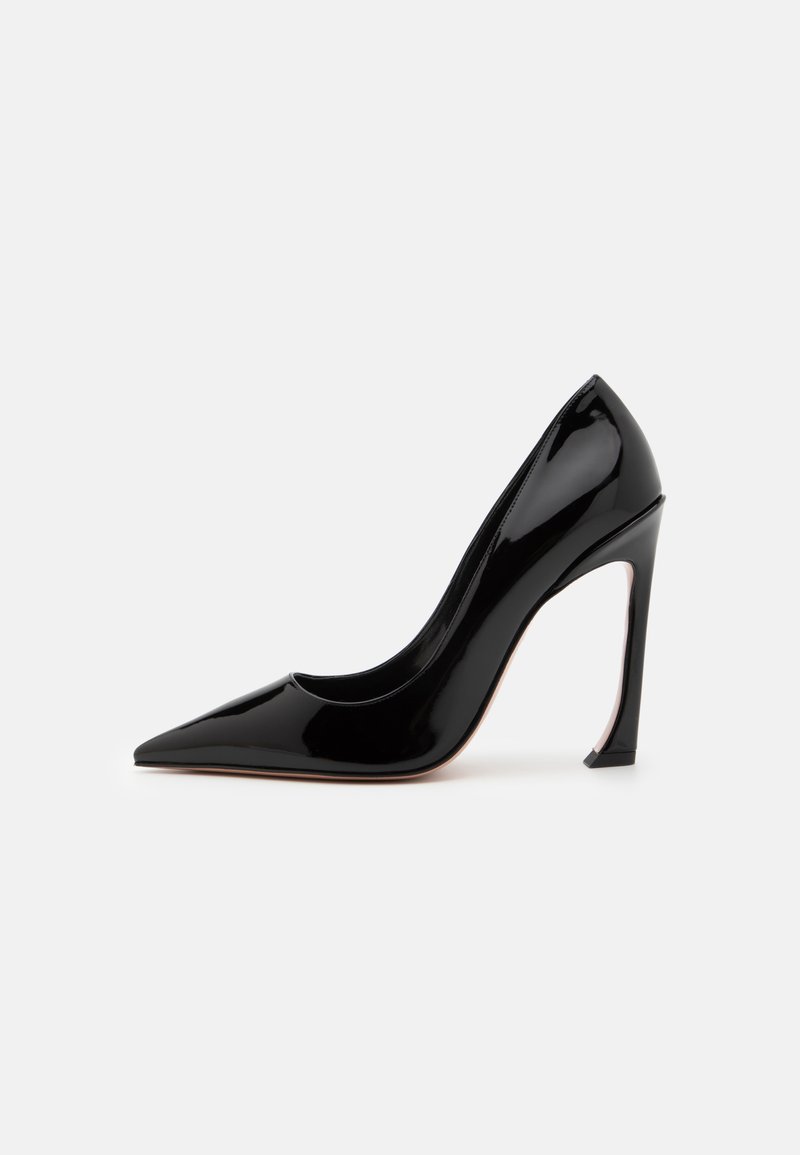 Pantofi cu toc înalt din piele patent neagră, având un vârf ascuțit, o suprafață netedă și un toc cu o formă distinctivă, accentuat de un decupaj unic.