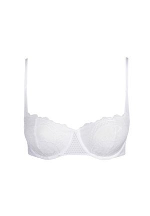 Witte kanten bh met verstelbare bandjes, voorzien van een geschulpte rand en een gestippeld patroon op de onderste cups, die zorgen voor een gestructureerde vorm.