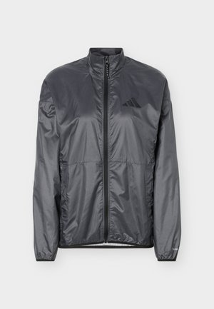 Ľahká pánska sivá bunda na zips s vysokým golierom, dlhými rukávmi, elastickými manžetami, bočnými vreckami a nenápadným logom na hrudi.