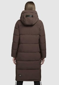 Cappotto imbottito marrone con cappuccio oversized, texture a canali orizzontali, zip laterali e un logo accentato sul retro.