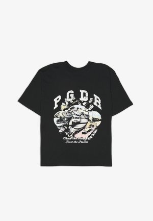 Camiseta negra con texto en negrita blanco "P.G.D.R" y un collage de coches y calles, además de la frase "Persigue el dinero y confía en el proceso."