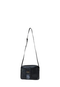 Borsa a spalla sintetica nera con superficie liscia, chiusura con zip, tasca frontale, tracolla regolabile e dettaglio logo in tonalità oro. Forma rettangolare.