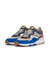 Sneakers con punta in suede blu, corpo in rete beige, accenti arancioni e gialli, lacci bianchi e linguetta a motivo multicolore.