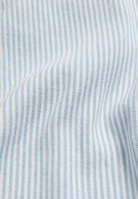 Tissu à rayures bleu clair et blanc avec une texture douce, présentant de fines lignes verticales et un éclat subtil. Le matériau semble léger et lisse.
