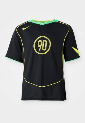 Schwarzes Sporttrikot mit kurzen Ärmeln, gelben Akzenten und rundem "90"-Logo. Verfügt über einen grünen Kragen und strukturierten Stoff.