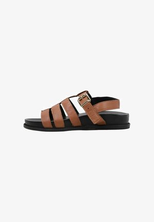 Sandale pour homme en cuir marron avec trois brides, une fermeture à boucle et une semelle noire, présentée en profil latéral sur fond blanc.