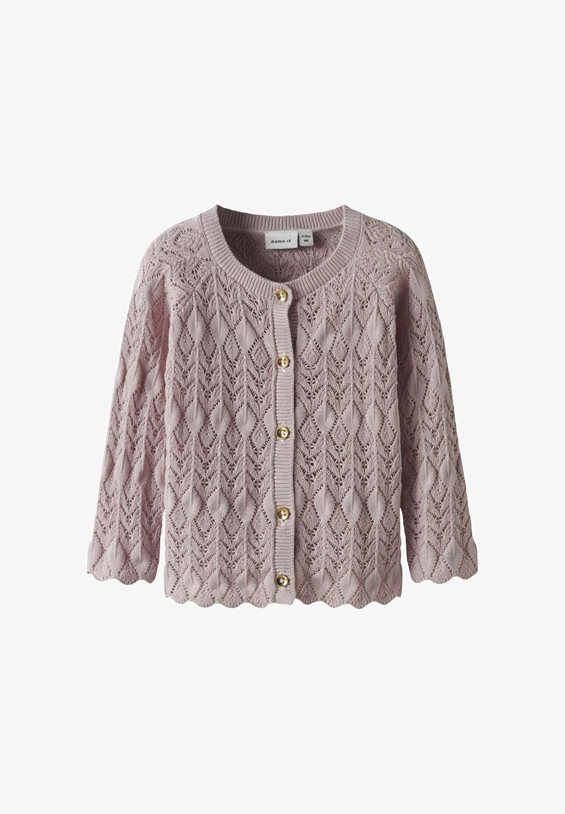 Stickad cardigan i mjuk rosa, med ett öppet diamantmönster, rund sprund och scalloped fåll. Fäst med knappar i guldton.