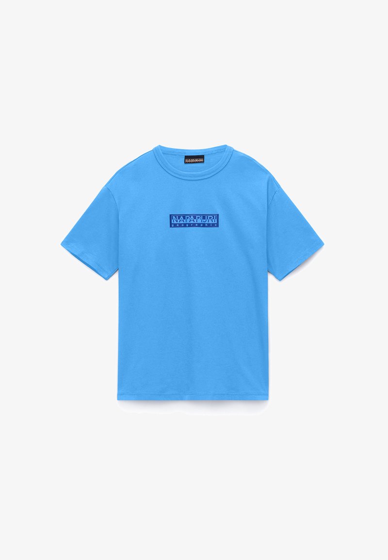 T-shirt blu a maniche corte con scollo tondo e logo rettangolare blu scuro con la scritta "NAPAPIJRI geographic" centrata sul petto.