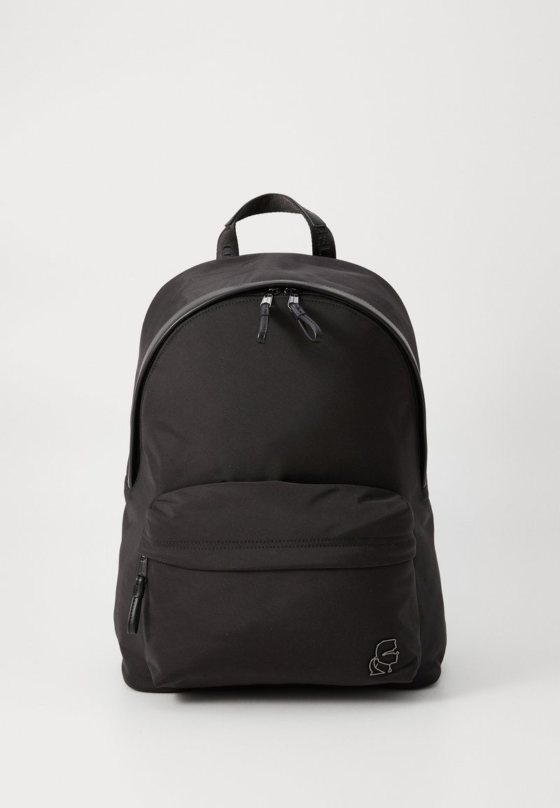 Fekete nylon hátizsák lekerekített kialakítással, elülső cipzáros zsebbel, állítható pántokkal és tetején található fogantyúval a könnyű hordozhatóság érdekében.