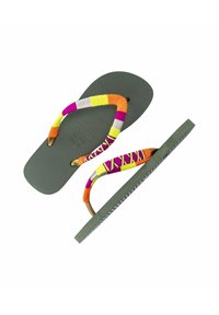 Zielone klapki z teksturowaną wkładką. Paski są w kolorach wielokolorowych (żółty, różowy, pomarańczowy) z ozdobnymi elementami w oplecionym stylu i metalowymi akcentami.