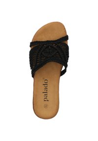 Svart vävd sandal med släpsula och en texturerad ovandel med cirkulär detalj; mjukt brunt fotbed med varumärkeslogotyp.