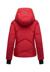 Veste en duvet rouge avec capuche, dotée de panneaux en quilting diagonaux et d'accents de manche noirs. Texture lisse et isolation chaude.