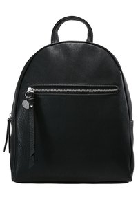 Czarny skórzany plecak z zaokrąglonym górnym fragmentem, przednią kieszenią na zamek i małym uchwytem na górze. Posiada teksturowaną, gładką powierzchnię oraz boczny zamek.