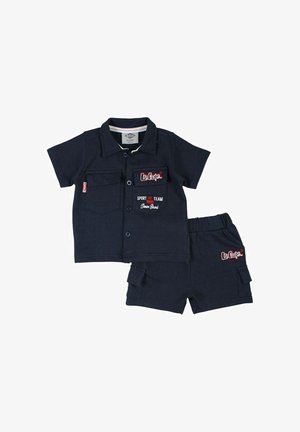 Ensemble pour enfants composé d'une chemise à manches courtes bleu marine et d'un short. La chemise comporte des boutons, deux poches et des logos brodés ; le short est doté de poches latérales.