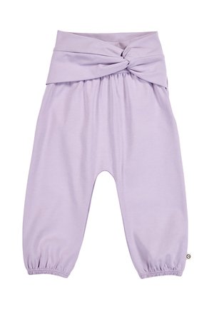 Fioletowe spodnie dziecięce z szerokim, skręconym paskiem w talii i elastycznymi ściągaczami, wykonane z miękkiego, lekkiego materiału.