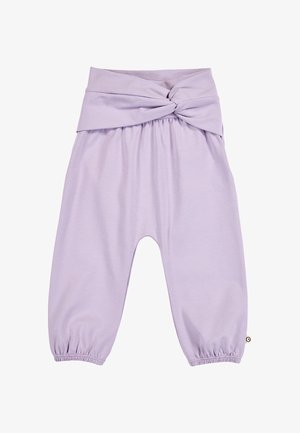 Fioletowe spodnie dziecięce z szerokim, skręconym paskiem w talii i elastycznymi ściągaczami, wykonane z miękkiego, lekkiego materiału.