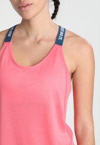 Nike Performance Tekninen t-paita - coral