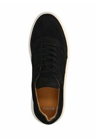 Schwarze Wildledersneaker mit runder Zehenpartie, tonalen Schnürsenkeln und einer kontrastierenden weißen Gummisohle. Das Innere weist ein braunes Futter mit Logodetail auf.