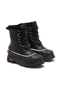 Svarta vinterkängor med texturerat läderöverdel, foder av päls och metalliska öljetter. Utrustade med en robust gummisula med ett tydligt mönster.