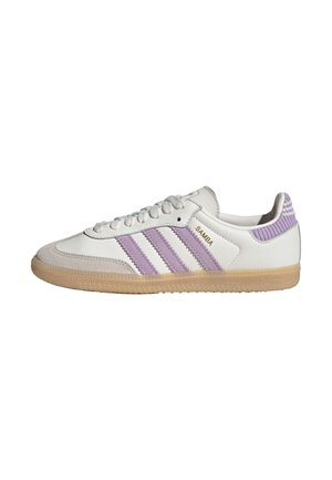 Scarpa da ginnastica Adidas Samba bianca con strisce lavanda, punta in pelle scamosciata, collo del tallone in maglia e suola in gomma color gomma.