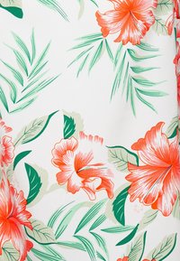 Fond blanc avec de grandes fleurs d'hibiscus rouges et oranges éclatantes, accompagnées de feuilles vertes et de subtils détails botaniques.