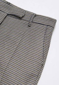 Pantaloni in un motivo houndstooth beige e navy. Realizzati in tessuto strutturato con una parte frontale piatta, passanti per la cintura e una vestibilità sartoriale.
