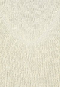 Cremfarbener gestrickter Pullover mit V-Ausschnitt-Design, gefertigt aus einem weichen, strukturierten Stoff und einem leichten, atmungsaktiven Gewebe.
