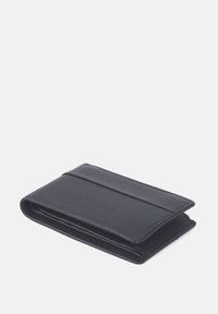 Svart läderplånbok med en strukturerad yta, med en vikbar design och utan synlig hårdvara eller varumärke.