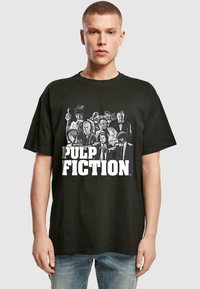 Schwarzes Baumwoll-T-Shirt mit einem grafikdruck von mehreren Charakteren aus "Pulp Fiction" und auffälligem weißen Text, der "PULP FICTION" lautet.