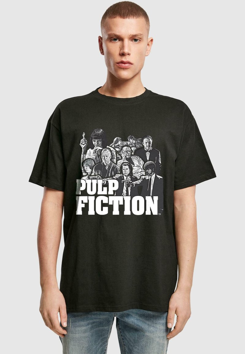 Schwarzes Baumwoll-T-Shirt mit einem grafikdruck von mehreren Charakteren aus "Pulp Fiction" und auffälligem weißen Text, der "PULP FICTION" lautet.