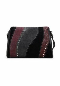 Borsa a spalla rettangolare con pannelli in pelle diagonali neri, grigi e borgogna, borchie in metallo argentato, decorazioni floreali in rilievo e tracolla regolabile.