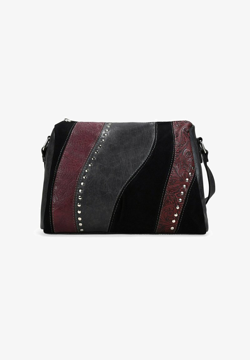 Borsa a spalla rettangolare con pannelli in pelle diagonali neri, grigi e borgogna, borchie in metallo argentato, decorazioni floreali in rilievo e tracolla regolabile.