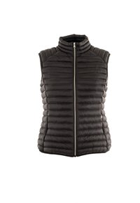 Chaleco acolchado negro con cuello alto. Presenta un cierre frontal, textura acolchada y diseño sin mangas. Material suave con una silueta ajustada.
