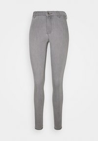 Jeans skinny de mezclilla gris con cintura alta, que cuentan con un cierre de botón en la parte frontal, trabillas para cinturón y un ligero desgastado a lo largo de las piernas.