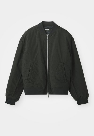 Schwarze Bomberjacke mit Frontreißverschluss, zwei seitlichen Taschen, geripptem Kragen, Bündchen und Saum, flach auf weißem Hintergrund ausgelegt.