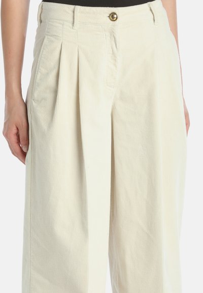 Crème kleurige corduroy broeken met geplooide voorkant, knoopsluiting en zijzakken. Kenmerken een textuur met ribbels en een rechte pasvorm.