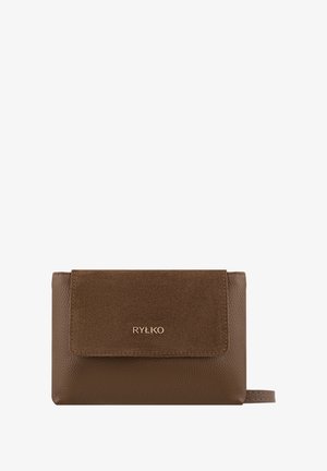 Brūna ādas maks ar teksturētu zamša uzklāju, zelta logo detaļu, kompakto formu un sānu siksnu ērtai pārvadāšanai.