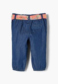 Denimové capri kalhoty s elastickým pasem, které mají barevný tropický vzor. Obsahují zadní kapsu a nařasené manžety.