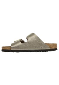 Sandal in metallo argento con due ampi cinturini e sottopiede in sughero. Suola in gomma e logo del marchio impresso sul lato.
