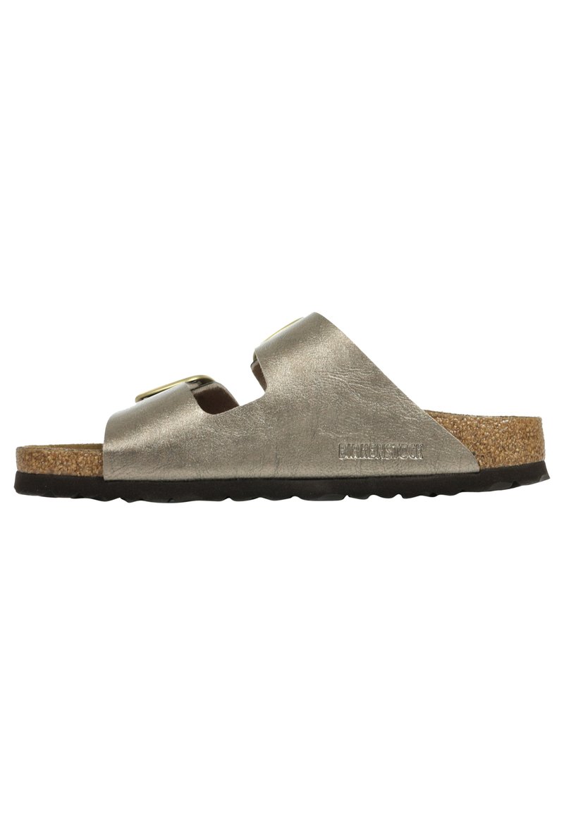 Sandal in metallo argento con due ampi cinturini e sottopiede in sughero. Suola in gomma e logo del marchio impresso sul lato.