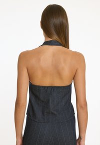 Denim-Haltertop in Dunkelblau mit vertikalem Streifenmuster, leicht strukturiert, elastischer Rücken für eine gute Passform und cropped Silhouette.
