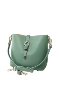 Groene leren handtas met een textuurafwerking, voorzien van een metalen gespaccent en een afneembare schouderband. Rectangulaire vorm.
