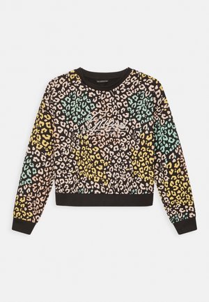Sweat-shirt court à manches longues avec imprimé léopard multicolore et logo cursif blanc "Guess Los Angeles" sur le devant, col et poignets noirs.