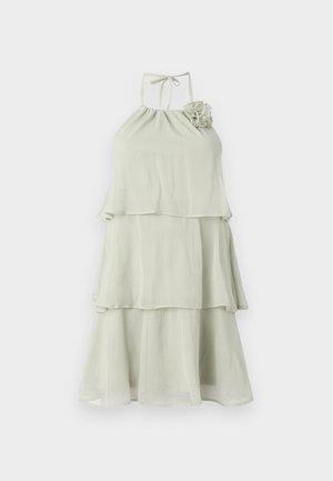 Lichtgroene halterjurk met een gelaagd, tiered ontwerp, featuring een geraffineerde halslijn en een bloemdetail op de linkerschouder.