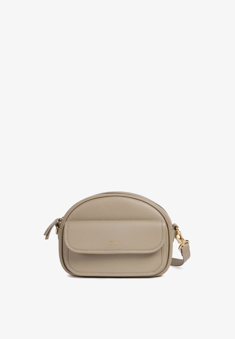 Beige Leder-Umhängetasche mit abgerundeter Form, ausgestattet mit einer Vordertasche, goldfarbenen Beschlägen und einem abnehmbaren Riemen. Strukturierte Oberfläche.