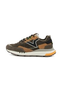 Sneaker marrone e beige con accenti neri e bianchi, lacci neri, suola bianca spessa e dettaglio arancione sul tallone, mostrato in profilo laterale.