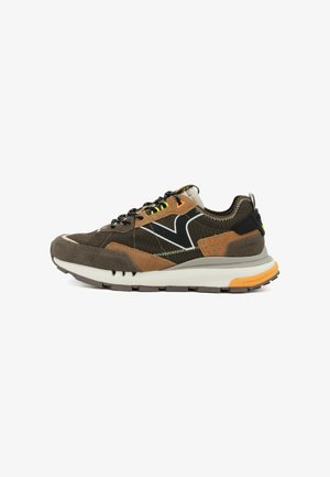 Sneaker marrone e beige con accenti neri e bianchi, lacci neri, suola bianca spessa e dettaglio arancione sul tallone, mostrato in profilo laterale.