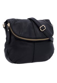 Borsa a spalla nera in pelle con forma curvata. Presenta una chiusura con zip dorata e una tracolla regolabile. Superficie testurizzata con branding minimale.