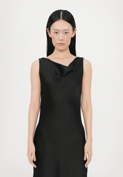 Vestido negro sin mangas con escote drapeado, elaborado en una tela suave. Diseño ajustado con una silueta minimalista.
