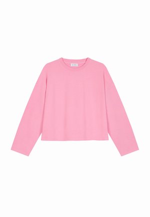 Langermet rosa genser med rund hals, løs passform og rett kant, lagt flatt på en hvit bakgrunn.